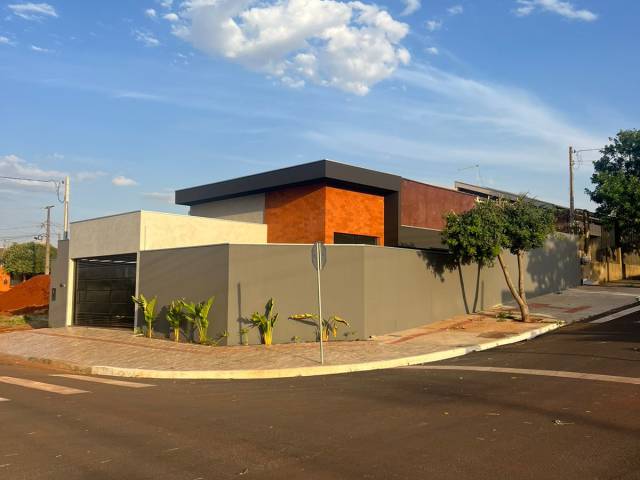 #913 - Casa para Venda em Arapongas - PR - 2